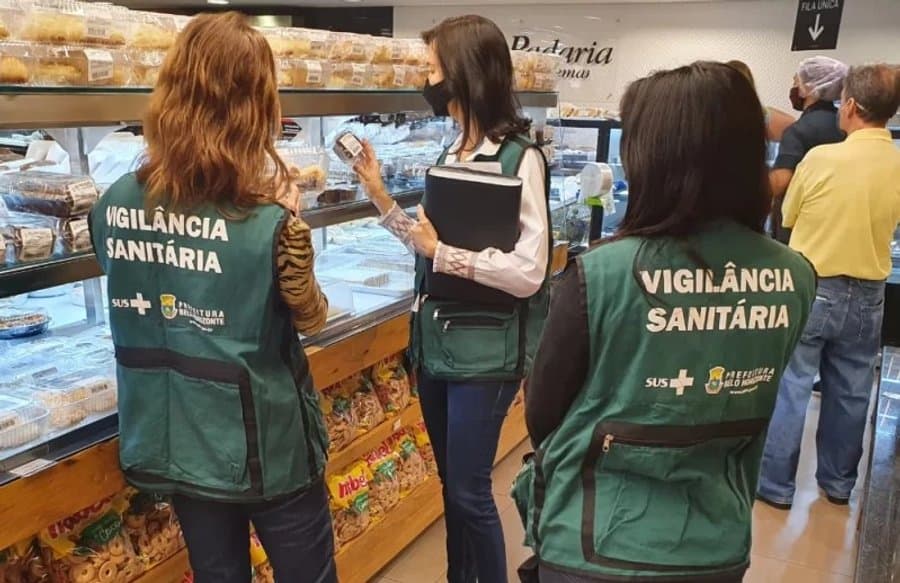 Equipe da Vigilância Sanitária em visita de fiscalização a um estabelecimento